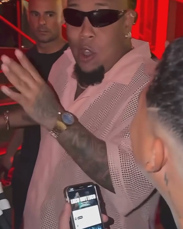 Dame Hombro AI clip: the freestyler raps straight at the camera with an open hand raised