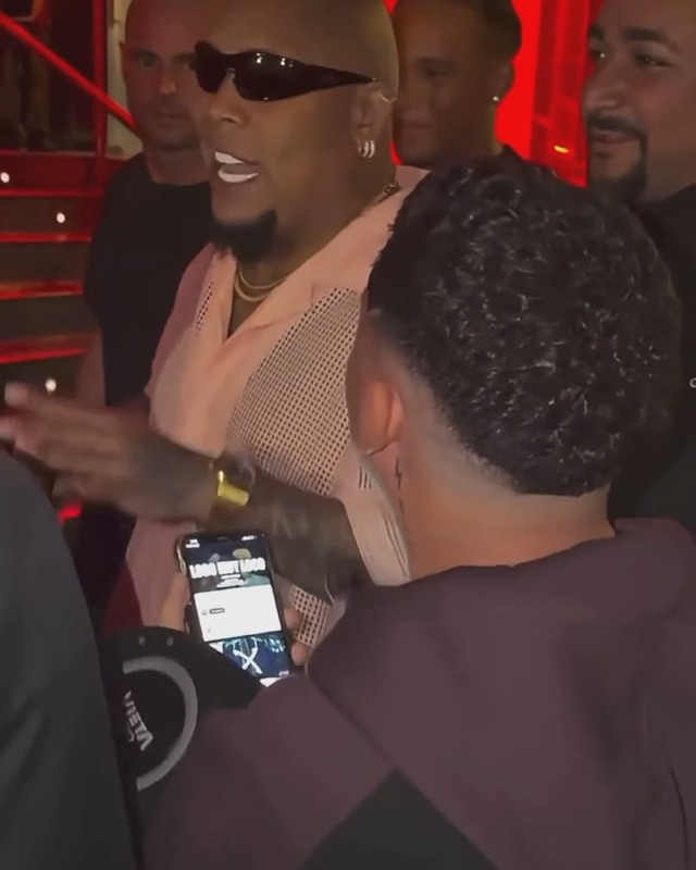 Dame Hombro AI clip ending: the freestyler laughs and bounces his shoulders with the people around him